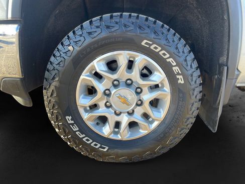 Used 2024 Chevrolet Silverado 2500 LTZ w/ LTZ Convenience Package AWD/4WD image 9