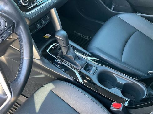 Used 2022 Toyota Corolla Cross XLE w/ Convenience Package AWD/4WD image 16