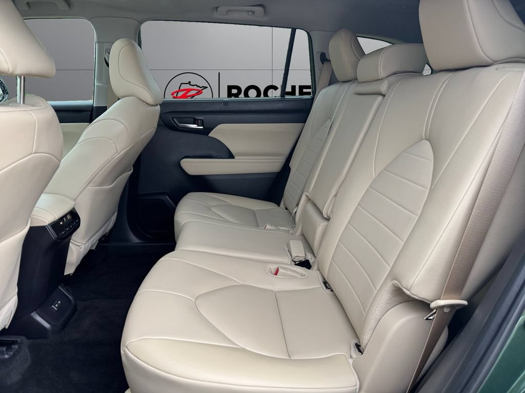 Used 2025 Toyota Highlander XLE AWD/4WD image 18