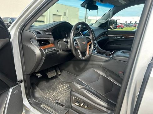 Used 2019 Cadillac Escalade Luxury AWD/4WD image 4