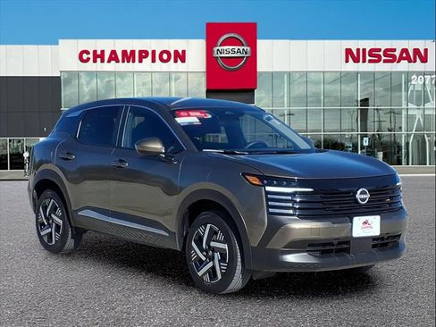 Used 2025 Nissan Kicks SV image 1