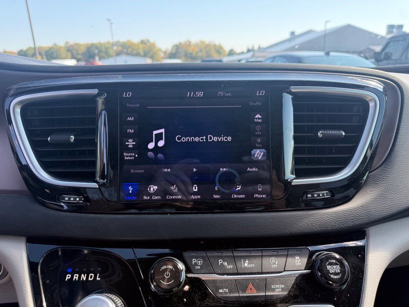 Used 2018 Chrysler Pacifica Touring-L Plus FWD image 11