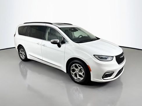 Used 2023 Chrysler Pacifica Limited FWD image 3