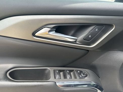 Used 2025 Chevrolet Traverse LT FWD image 24