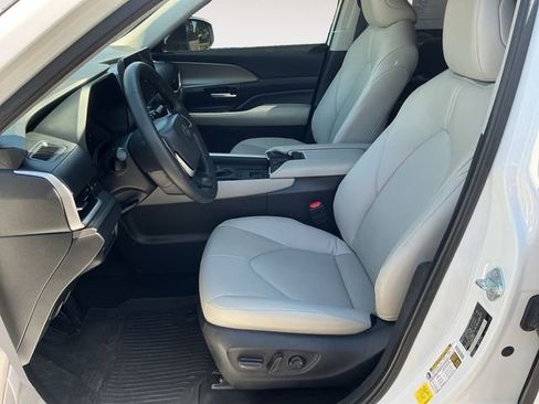 Certified 2024 Toyota Grand Highlander AWD image 9