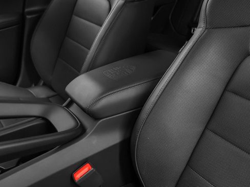 Certified 2025 Porsche Macan 4 Electric image 39