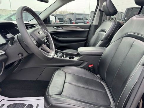 Certified 2023 Jeep Grand Cherokee Limited w/ Luxury Tech Group II AWD/4WD image 9