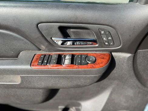 Used 2011 Chevrolet Avalanche LTZ image 20