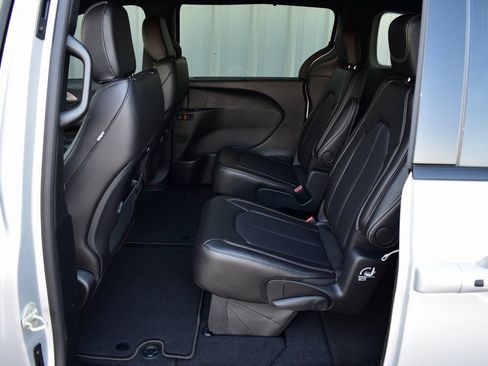 New 2026 Chrysler Pacifica Select image 19