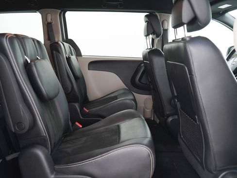 Used 2019 Dodge Grand Caravan SXT w/ Rear Park Assist Package FWD image 12