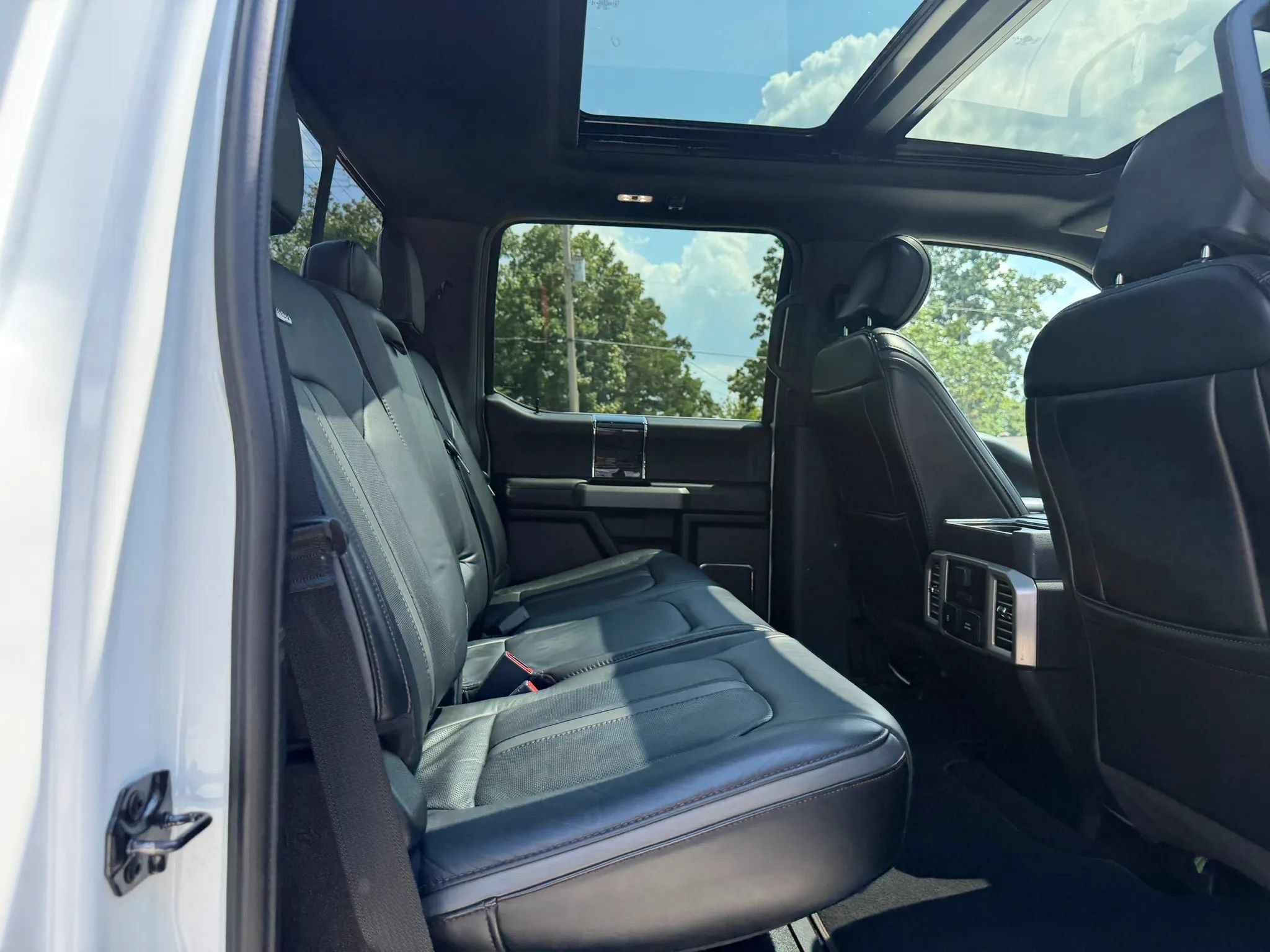Used 2020 Ford F350 Platinum w/ FX4 Off-Road Package AWD/4WD image 44