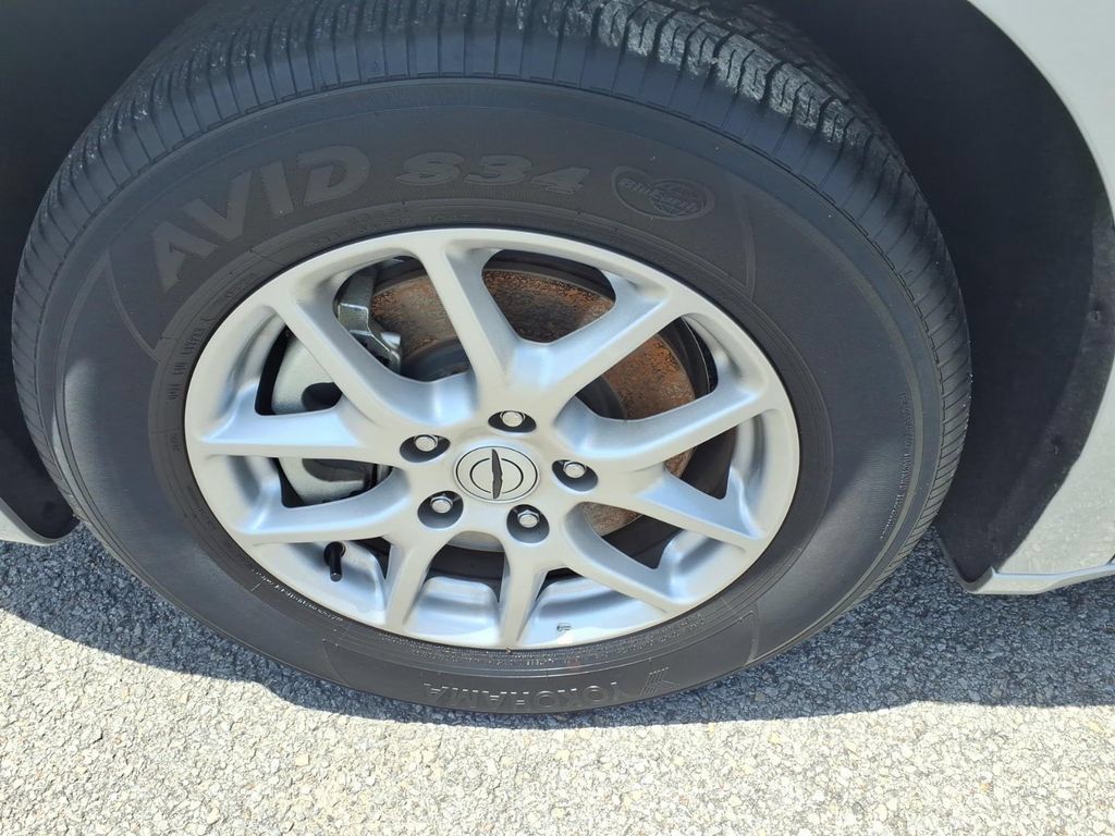 Used 2024 Chrysler Pacifica Touring-L FWD image 5