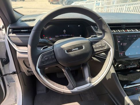 Used 2025 Jeep Grand Cherokee Laredo X w/ Luxury Tech Group I image 16