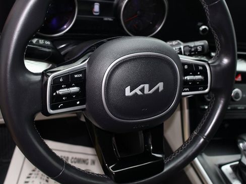 Used 2023 Kia Carnival LX image 19