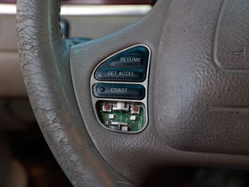 Used 2003 Lincoln Town Car Signature image 26