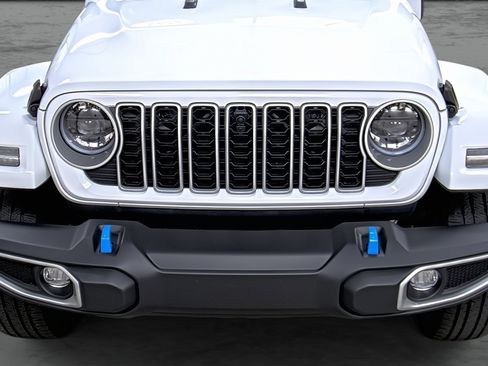 Used 2024 Jeep Wrangler Sahara w/ Technology Group image 16