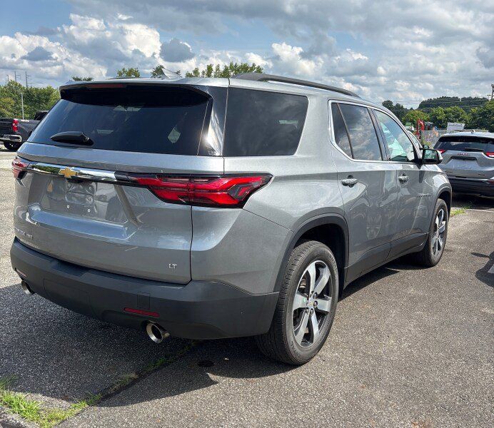 Used 2023 Chevrolet Traverse LT w/ LT Premium Package AWD/4WD image 5