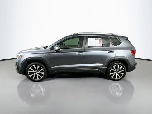 Used 2022 Volkswagen Taos SE w/ Panoramic Sunroof Package FWD image 5