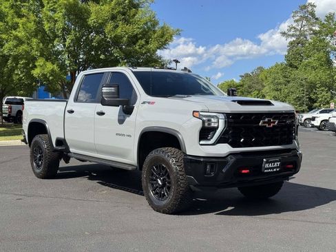 Used 2024 Chevrolet Silverado 2500 ZR2 AWD/4WD image 2