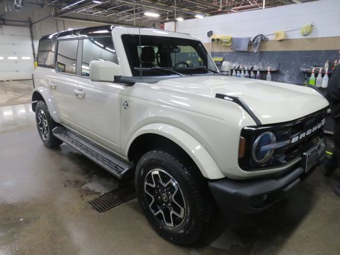 Used 2025 Ford Bronco Outer Banks AWD/4WD image 1