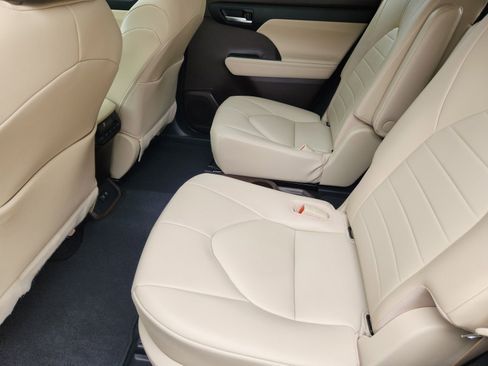 Used 2021 Toyota Highlander XLE FWD image 13