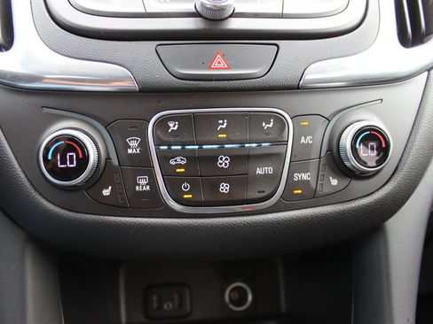 Used 2018 Chevrolet Equinox LT w/ Sun & Infotainment Package AWD/4WD image 29