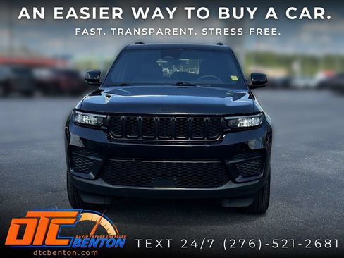 Used 2025 Jeep Grand Cherokee Altitude AWD/4WD image 2