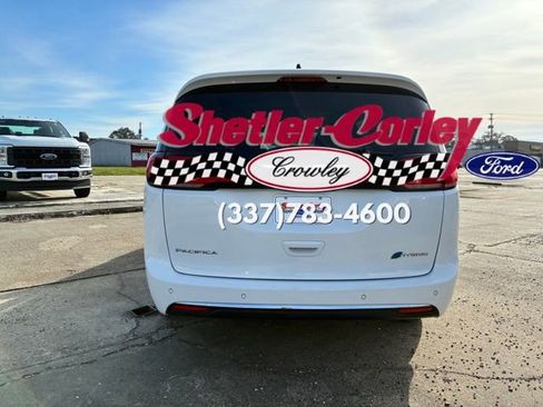 Used 2023 Chrysler Pacifica Touring-L image 4