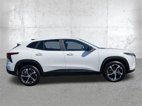 Certified 2025 Chevrolet Trax RS image 3
