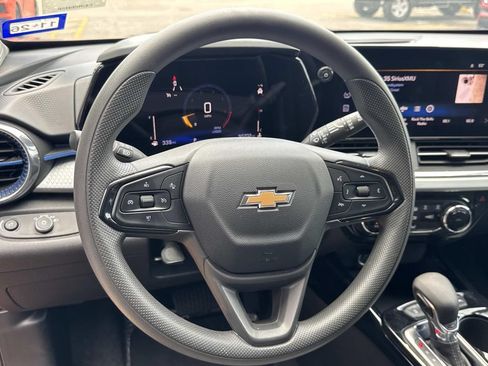 Used 2025 Chevrolet Trax LT FWD image 22