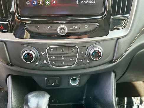 Used 2021 Chevrolet Traverse LT image 15