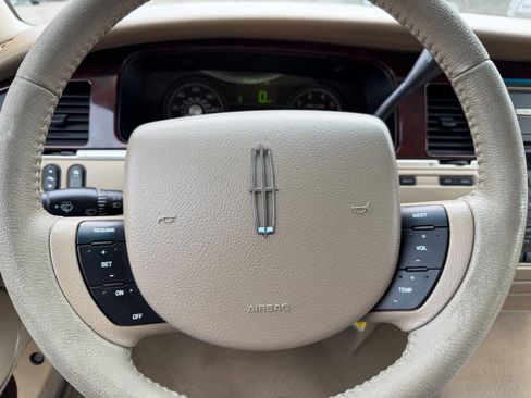 Used 2006 Lincoln Town Car Signature image 20