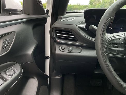 Used 2025 Buick Envista Preferred FWD image 25