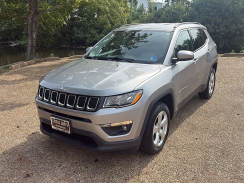 Used 2020 Jeep Compass Latitude w/ Cold Weather Group AWD/4WD image 12