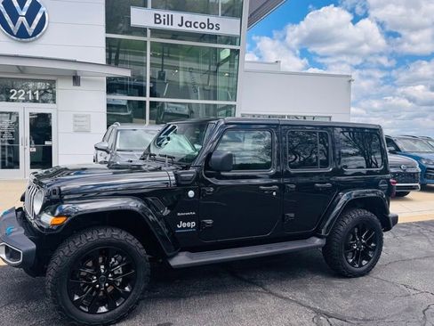 Used 2024 Jeep Wrangler Unlimited Sahara w/ Technology Group AWD/4WD image 2