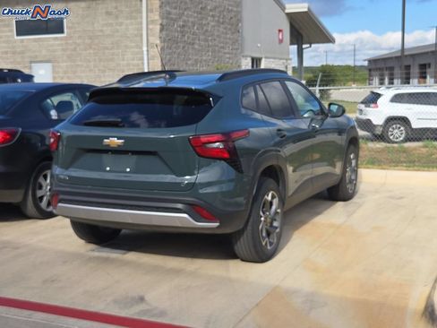 Used 2025 Chevrolet Trax LT FWD image 6