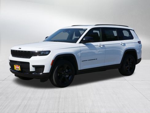 Used 2025 Jeep Grand Cherokee L Altitude AWD/4WD image 3
