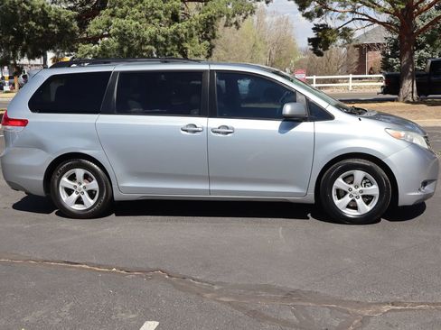 Used 2011 Toyota Sienna LE w/ Towing Pkg image 3