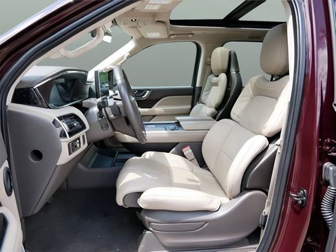 Used 2023 Lincoln Navigator Reserve image 10