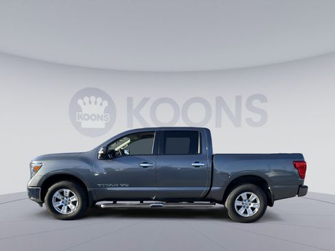 Used 2019 Nissan Titan SV w/ SV Convenience Package image 2