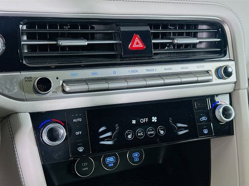 Used 2025 Genesis G70 2.5T image 24