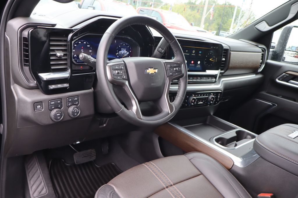 Used 2025 Chevrolet Silverado 3500 High Country w/ High Country Premium Package AWD/4WD image 5