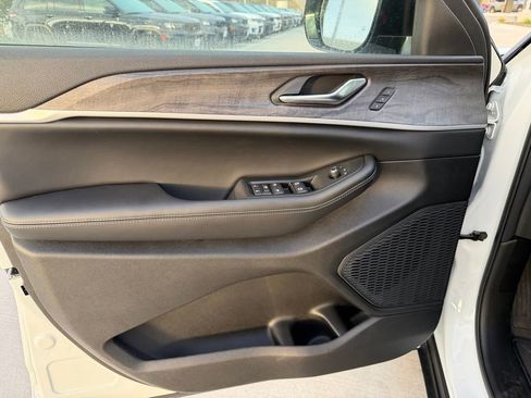 New 2025 Jeep Grand Cherokee L Limited AWD/4WD image 12