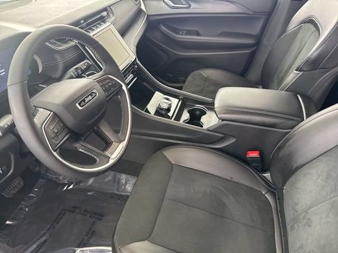 Used 2025 Jeep Grand Cherokee Altitude AWD/4WD image 25