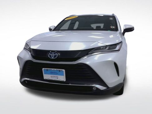 Used 2023 Toyota Venza XLE image 3