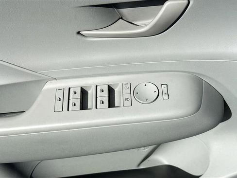 Certified 2025 Hyundai Kona SE FWD image 17