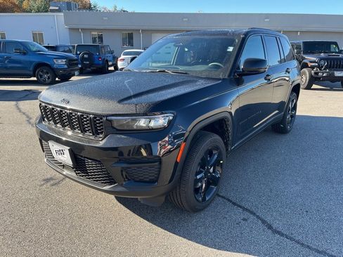New 2025 Jeep Grand Cherokee Altitude image 3