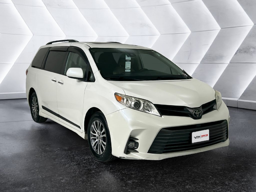 Used 2020 Toyota Sienna XLE w/ XLE Navigation Package FWD image 1