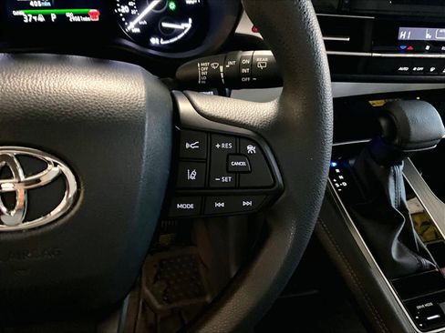 Used 2025 Toyota Sienna LE image 24