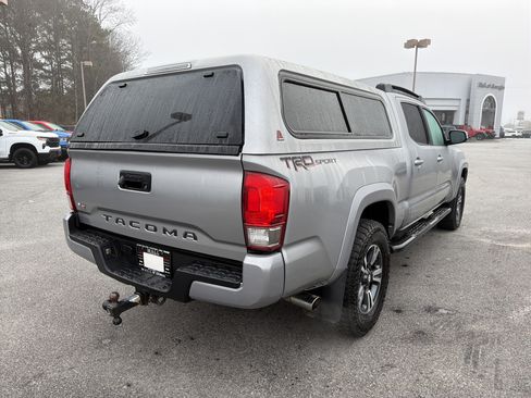 Used 2017 Toyota Tacoma TRD Sport image 6